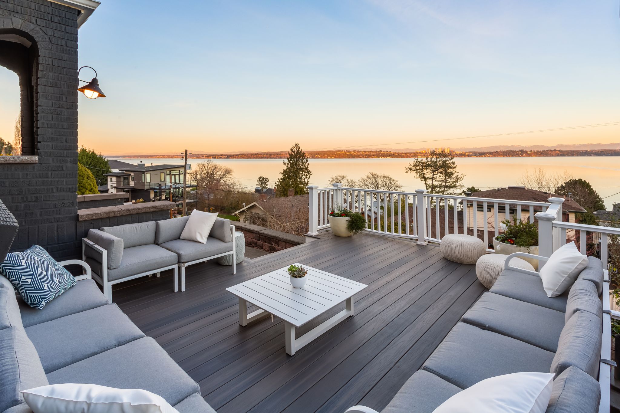 Beautiful new Jersey Shore NJ deck builder trex deck white rails gray patio furniture