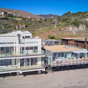 Contemporary flat roof beach front homes on the ocean in Malibu.