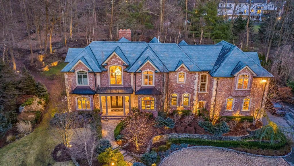 What Color Roof Goes With Red Brick Shingle Colors