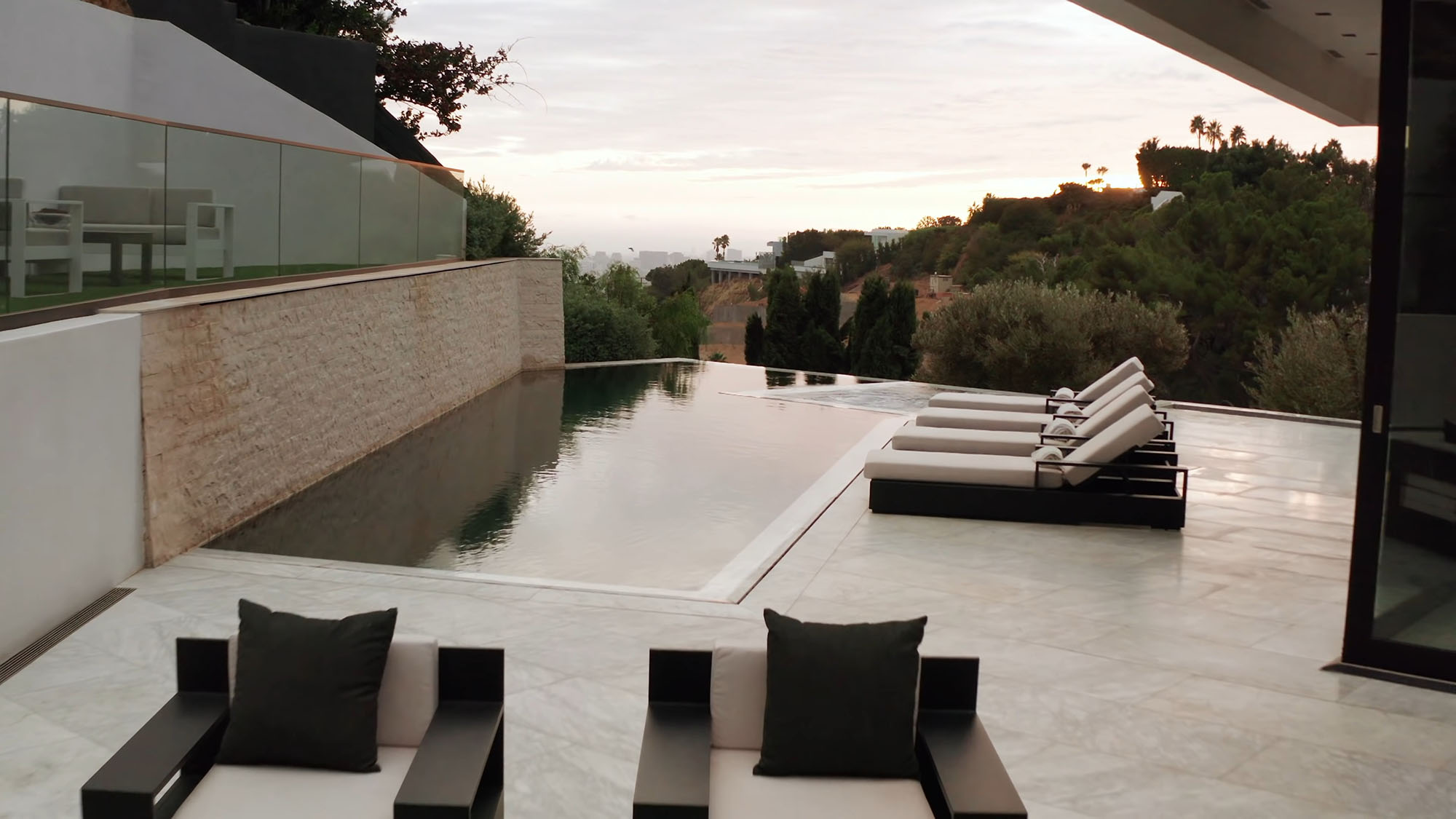 More spectacular views from a California modern home with infinity edge pool. Beautiful modern patio furniture.