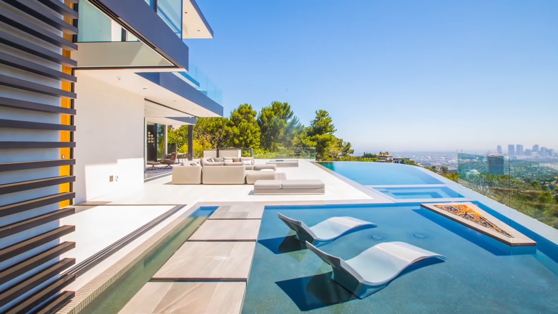 Fantastic modern home with infinity edge pool overlooking L.A.