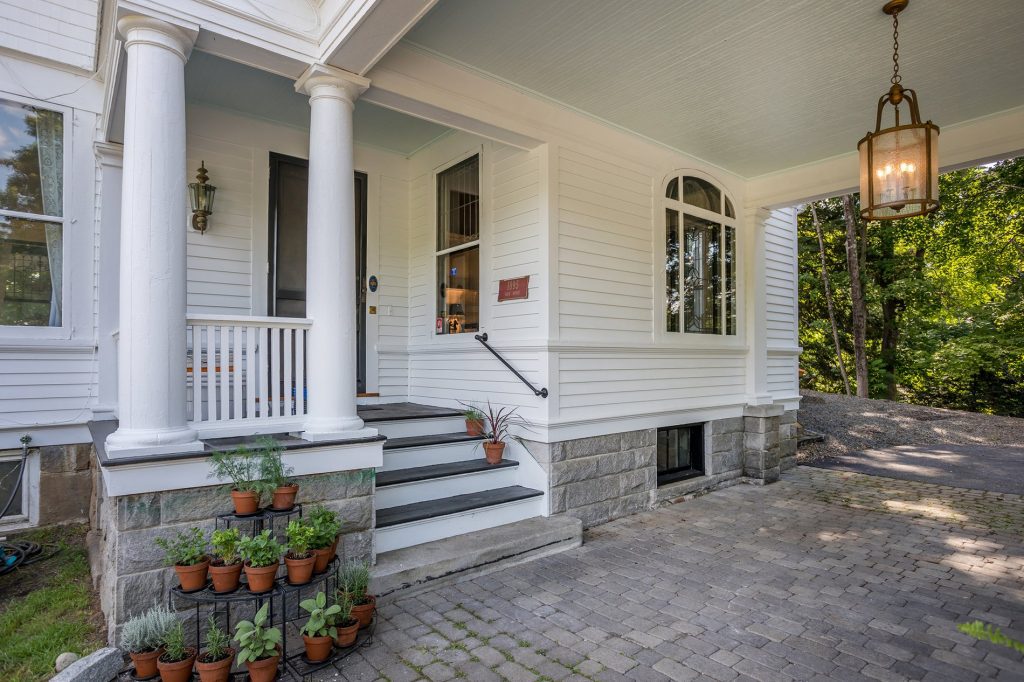 The Best Farmhouse White Paint Interior & Exterior Colors