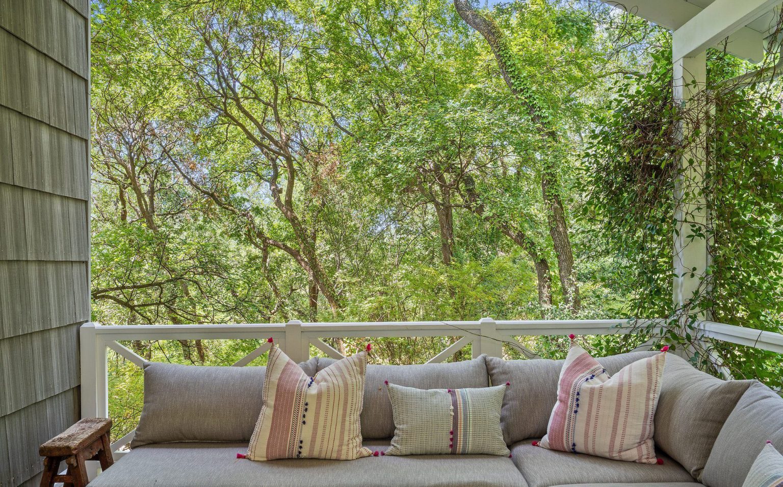 Can Indoor Pillows Be Used Outdoors? Waterproofing