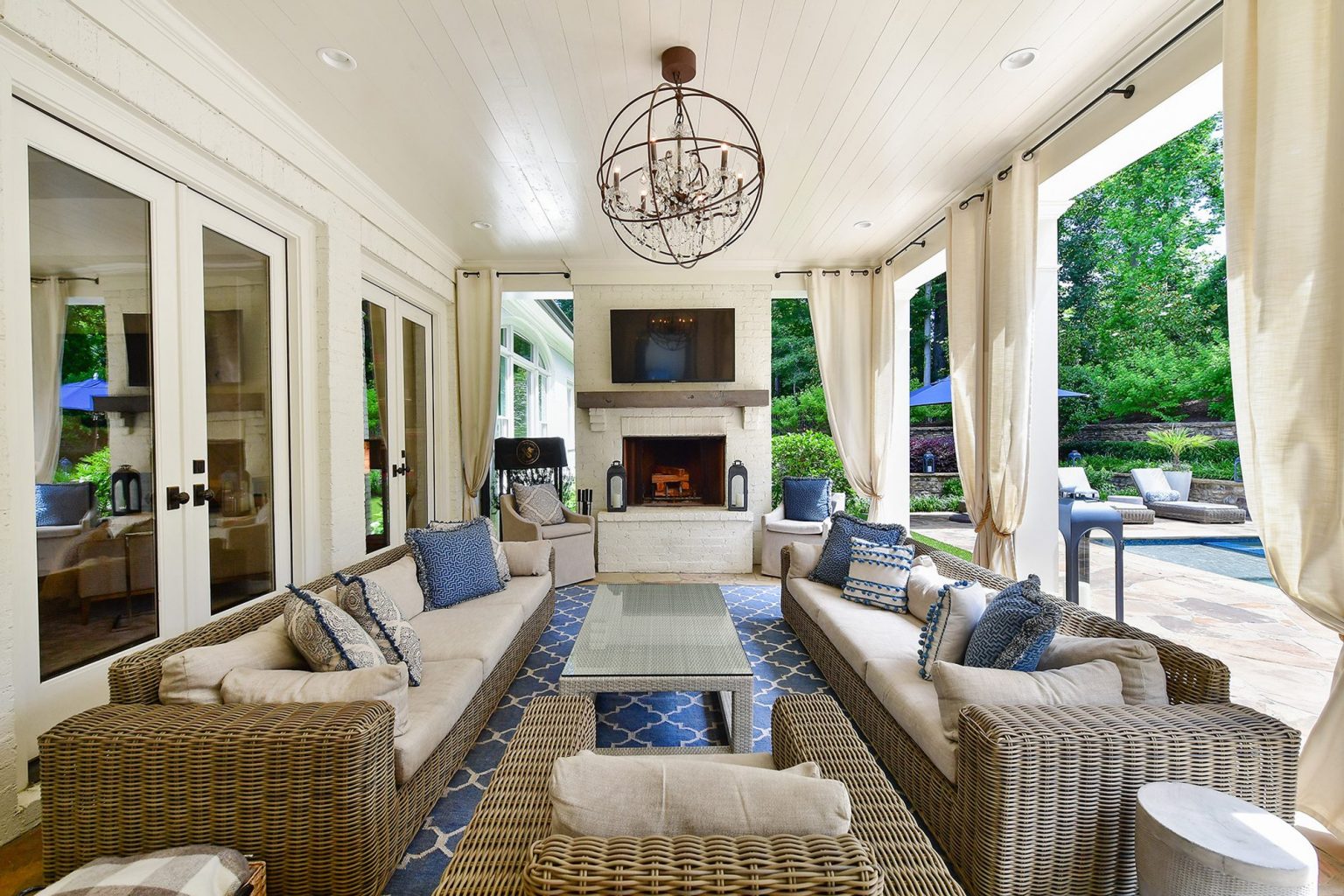 Can Indoor Pillows Be Used Outdoors? Waterproofing