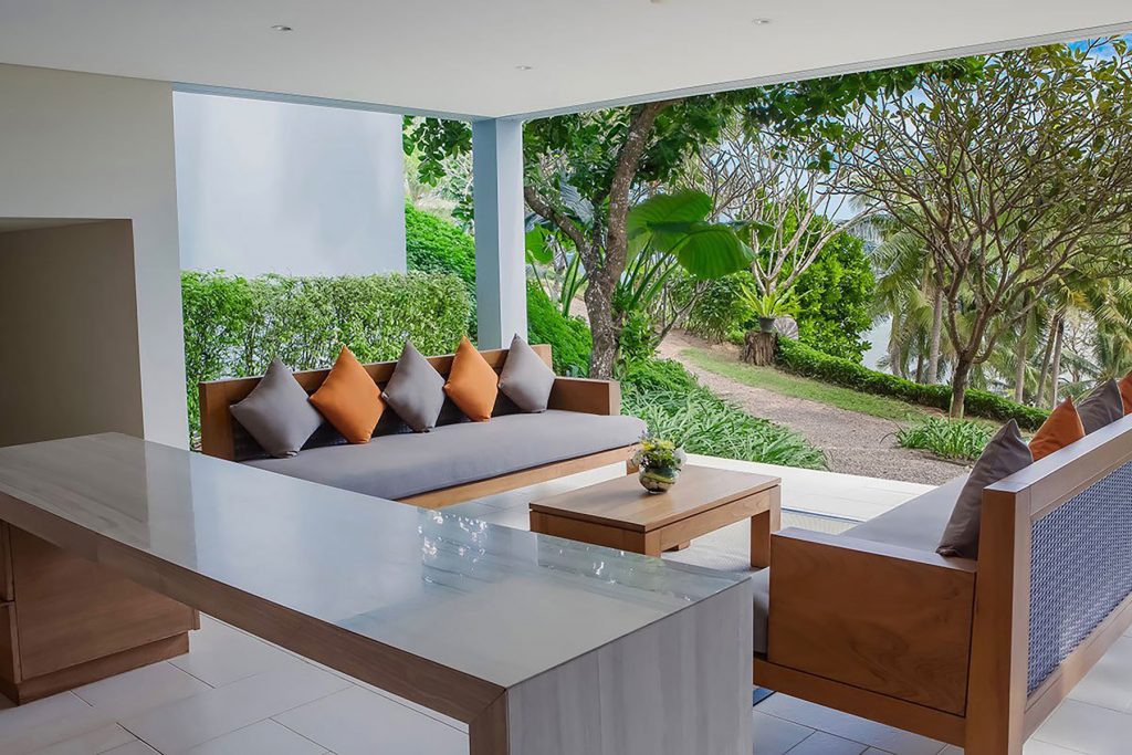 Acacia Wood Outdoor Furniture Pros & Cons Does It Hold Up?