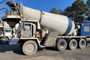 concrete cement truck holds 8-10 yards of concrete