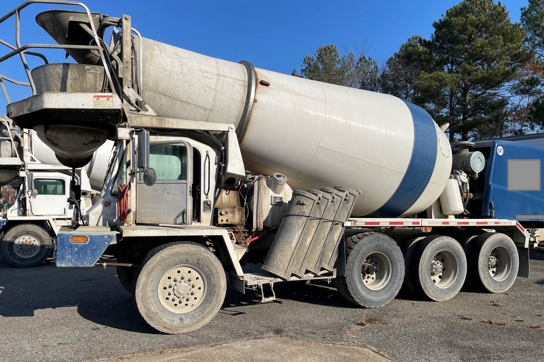 concrete cement truck holds 8-10 yards of concrete